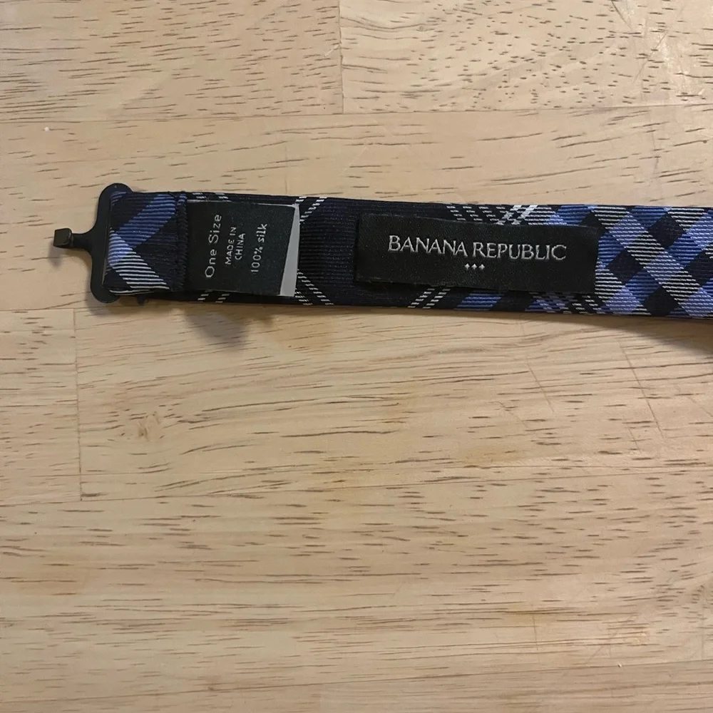Banana Republic Bow Tie - Picture 2 of 3